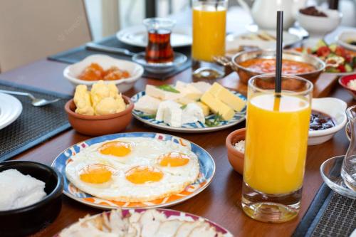 韦特薇拉别墅的餐桌,带早餐食品和橙汁盘