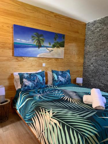 普纳奥亚TAMANU LODGE的一间卧室配有一张棕榈树壁画床