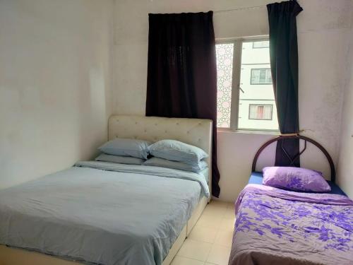 丹那拉打Muslim Boutique Apartment with Balcony的小型客房 - 带2张床和窗户
