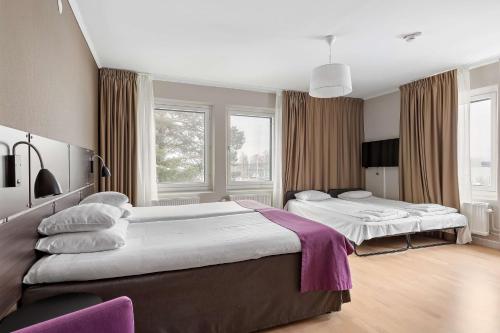 阿兰达公园机场贝斯特韦斯特优质酒店的带窗户的酒店客房内的两张床