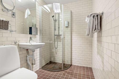 阿兰达公园机场贝斯特韦斯特优质酒店的带淋浴和盥洗盆的浴室