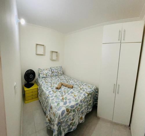 萨尔瓦多Apartamento encantador em salvador的卧室里设有一张床,上面有一只动物