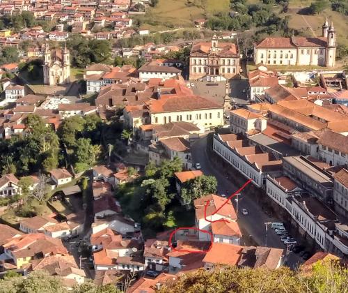 欧鲁普雷图Suíte em Hospedaria no Centro Histórico的享有红色屋顶城镇的空中景致