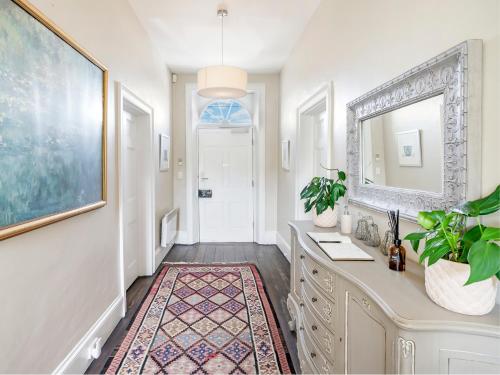 朗塞斯顿红色羽毛旅馆的浴室设有梳妆台、镜子和地毯。