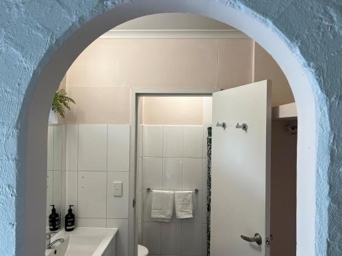 布赖特河堤公园汽车旅馆的拱门,浴室内设有淋浴和水槽