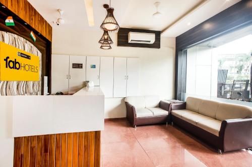 孟买东安泰阿莫尔法布酒店的带沙发和桌子的等候室