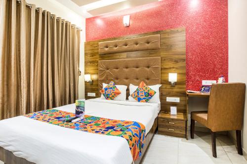 孟买东安泰阿莫尔法布酒店的酒店客房配有两张床和一张书桌