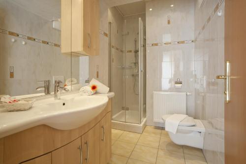 沃尔特湖畔佩莎赫孙布里克沃思特尔斯酒店的一间带水槽、淋浴和卫生间的浴室