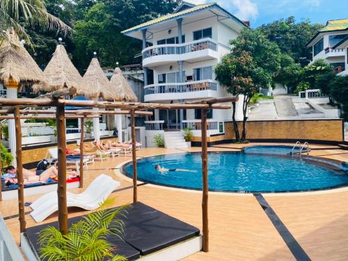 涛岛涛岛遗产度假村的享有酒店游泳池的景致。
