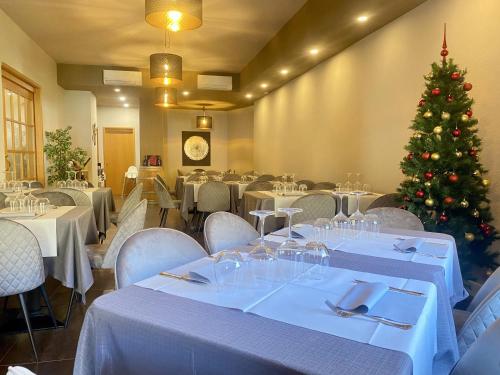 Roveredo车站旅馆的用餐室配有桌子和圣诞树
