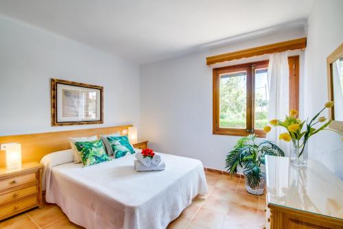 波连萨港Ideal Property Mallorca - Ca na Tonina的一间卧室设有一张床和一个窗口