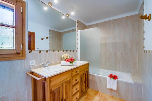 波连萨港Ideal Property Mallorca - Ca na Tonina的一间带水槽和浴缸的浴室