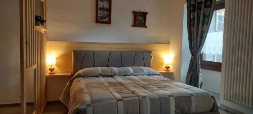 奥斯塔Galanthus的一间卧室配有一张大床和两盏灯