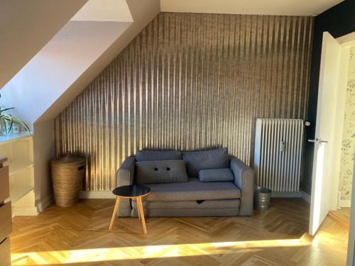 哥本哈根Comfortable stay in Copenhagen, single room的阁楼内的客厅配有蓝色沙发