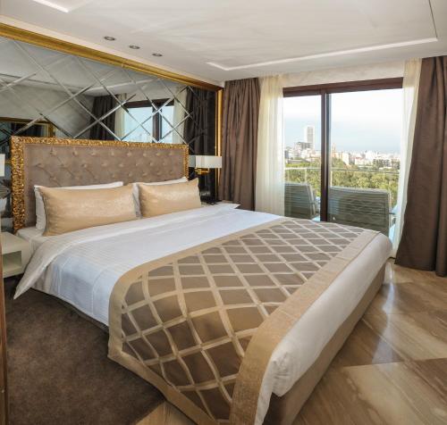 卡萨布兰卡Suite Hotel Casa Diamond的一间卧室设有一张大床和一个大窗户