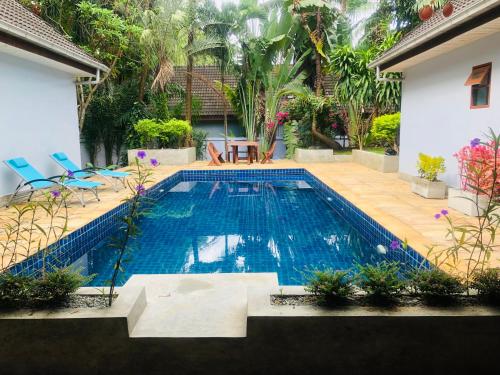 农布Pool Villas by Honey-5 miles from central Pattaya Beach的一座房子后院的游泳池