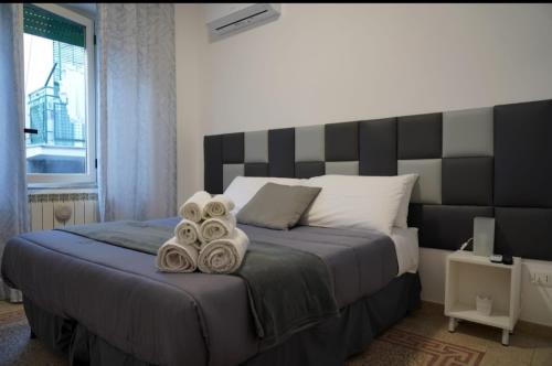 那不勒斯Il Dubbio ai Quartieri Spagnoli的一间卧室配有一张大床和毛巾
