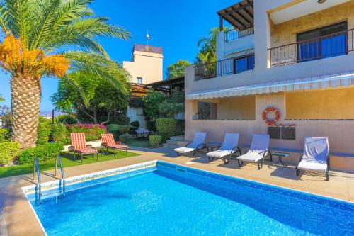 拉基Villa Arbanassi的一座别墅,在一座建筑前设有一个游泳池