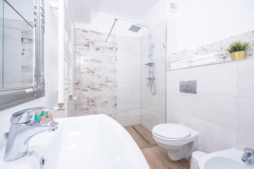 奥拉迪亚Brick Flats的白色的浴室设有水槽和卫生间。