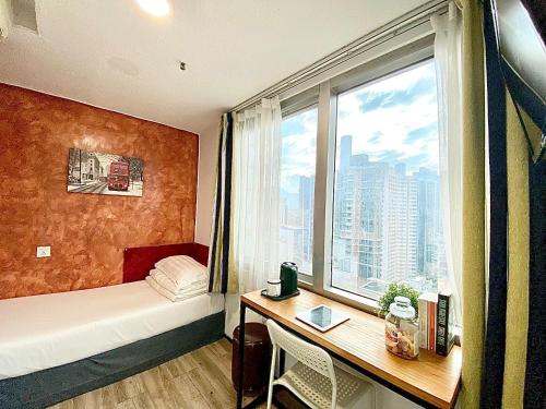 香港悅思青年旅舍 @油麻地的小房间设有床和窗户