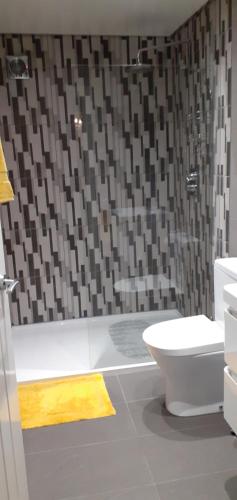 哈特尔普尔No. 5的浴室配有白色卫生间和淋浴。