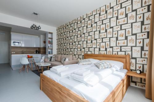 布拉格Designer Studio in New Town by Prague Days的一间卧室配有一张床和一张图片墙
