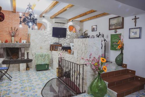 利帕里B&B Antico Palmento的客厅设有壁炉和石墙