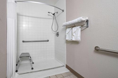 剑桥剑桥戴斯酒店的带淋浴的浴室,配有凳子