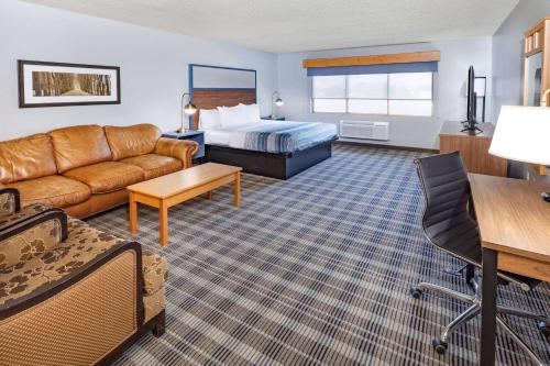 Sayre塞尔美国旅馆的酒店客房设有一张沙发和一张床