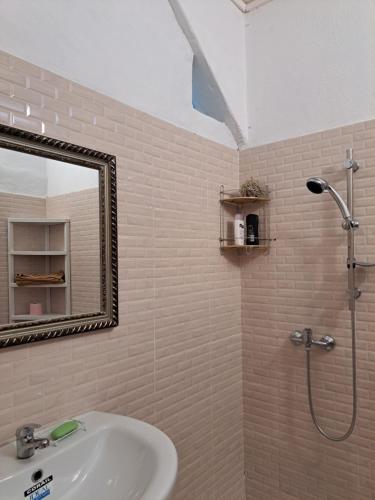 BandréléSTUDIOS BAMBO-EST Sunrise的浴室配有盥洗盆和带镜子的淋浴