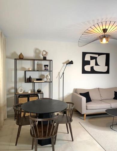 斯特拉斯堡Appartement Oslo - Strasbourg的客厅配有桌子和沙发