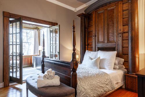 斯特拉福德Henry House - Lake Suite - An Arrivals Stay的卧室配有床、椅子和窗户。