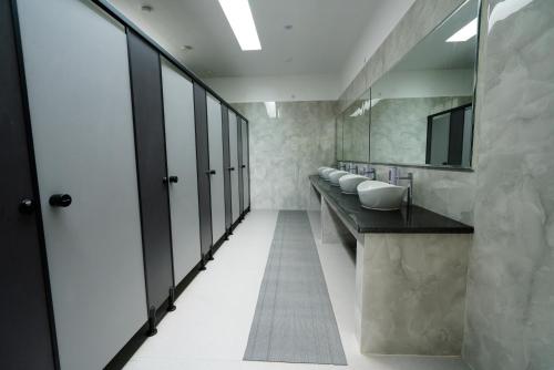 马哈巴利普拉姆Shelter Beach Resort的浴室设有一排盥洗盆和镜子