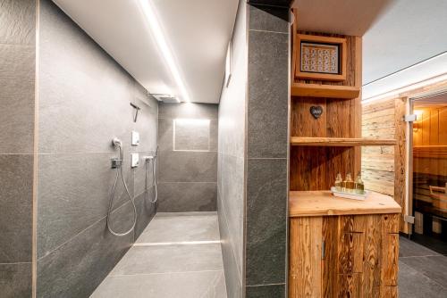 伊特尔Sonnentalhof的带淋浴和盥洗盆的浴室