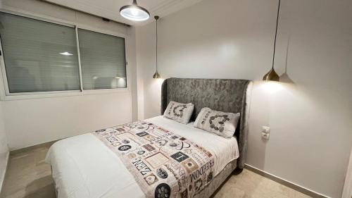卡萨布兰卡Petit nid douillé au coeur de Casablanca的一间卧室设有一张床和一个窗口