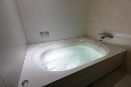 旭川旭川ホテル818-大人専用的浴室内设有带水龙头的白色浴缸