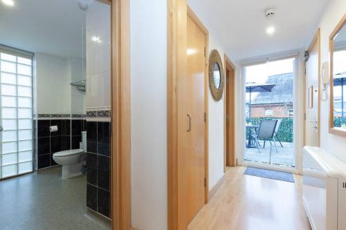 牛津Apartment in the heart of the city centre, live like a local的一间带卫生间和玻璃门的浴室