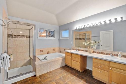 拉夫兰Family-friendly Home on Boyd Lake, Gorgeous Views!的带浴缸、水槽和淋浴的浴室