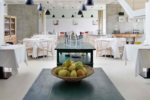 Entrena博德加芬卡洛斯阿迪诺斯酒店的餐厅桌子上放一碗水果