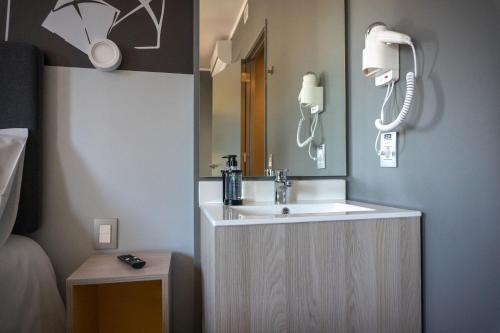 安托法加斯塔ibis Styles Antofagasta的一间带水槽和镜子的浴室