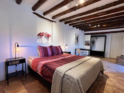 佩里那Finca Zayas Casa Rural & Guest Suites的卧室配有一张床和一张桌子