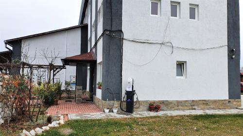 Susenii BîrgăuluiPensiune Perla的一座白色的房子,有一座带庭院的建筑
