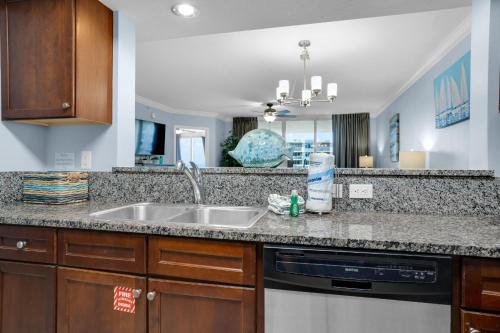 沃尔顿堡滩Heron 507- A Wave From It All的一个带水槽和洗碗机的厨房