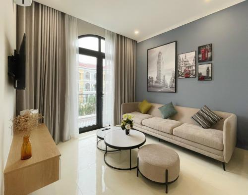 富国Sel de Mer Apartment Grand World Phu Quoc的客厅配有沙发和桌子