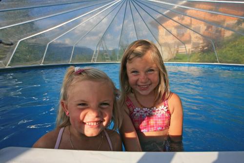 斯拉德明Posers Bergwelt的两个年轻女孩坐在游泳池里