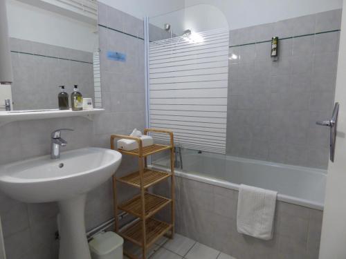 尚普索地区圣博内Hôtel Logis La Crémaillère的浴室配有盥洗盆、卫生间和浴缸。