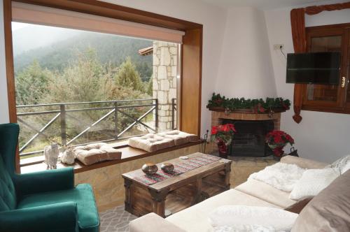 阿拉霍瓦Parnassos Chalets的客厅设有壁炉和大窗户。