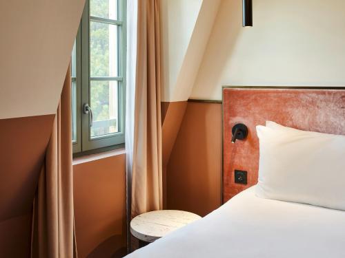 勒图凯-巴黎普拉日TRIBE Hôtel Le Touquet的一间卧室设有一张床和一个窗口