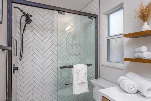 西耶斯塔岛Avenida Sanctuary的带淋浴的浴室和玻璃门