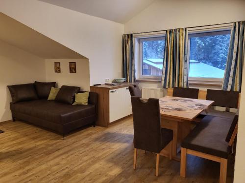 斯拉德明Saumerhof的客厅配有桌子和沙发